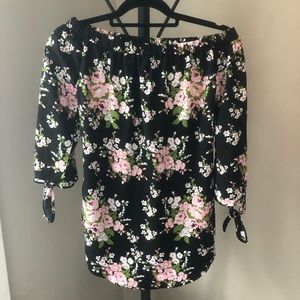**  Floral off-shoulder shirt. excellent condition